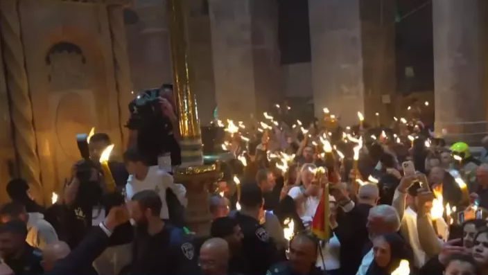Focul Haric s-a aprins la Ierusalim: Lumina Sfântă va ajunge în această seară la Chișinău