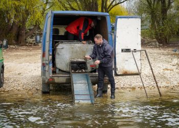 VIDEO // Lacul de acumulare Costești–Stânca, de pe râul Prut, a fost populat cu 2,5 tone de pește