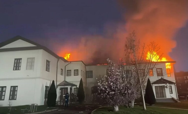 VIDEO // Incendiu la Mănăstirea Bistrița din România în noaptea de Înviere. Trupul unei măicuțe, găsit carbonizat
