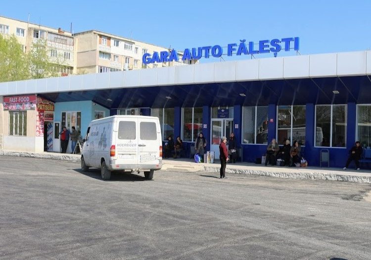 Un tânăr de 19 ani, aflat în stare de ebrietate, a bătut un bătrân pe teritoriul Gării Auto din Fălești