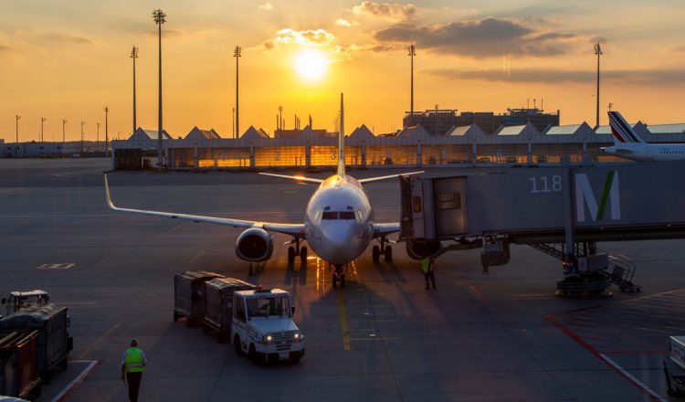 Criză de kerosen în Europa. Experții din aviație avertizează că zborurile din sezonul de vară ar putea fi perturbate