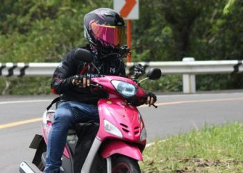 Beat, drogat și fără permis de conducere. Un motociclist de 30 ani, amendat cu 140 de mii de lei