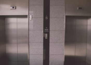 Scene șocante într-un bloc din Chișinău: bărbat condamnat după ce a terorizat o femeie și un copil