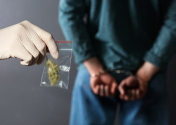 VIDEO // Tânăr de 18 ani din Florești, reținut la Bălți pentru trafic de droguri