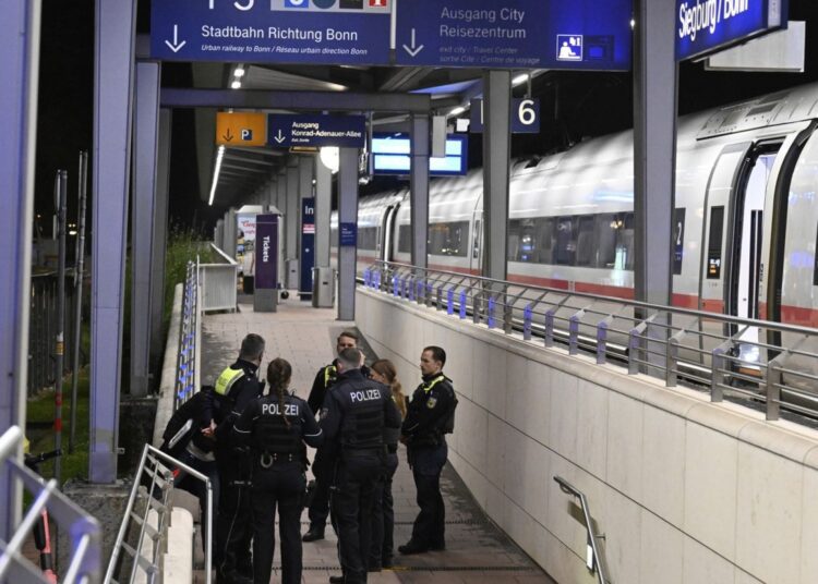 12 persoane au fost rănite după ce un tânăr a detonat mai multe dispozitive explozive într-un tren din Germania