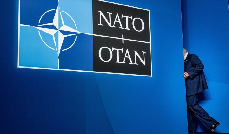 Donald Trump amenință că se gândeşte serios să retragă SUA din NATO: „Am știut mereu că e un tigru de hârtie, și Putin știe asta”