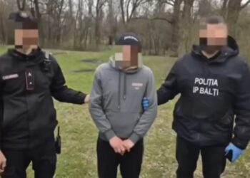 VIDEO // Bărbat reținut la Bălți pentru trafic de droguri: peste 200 de pachețele cu hașiș, ridicate de oamenii legii