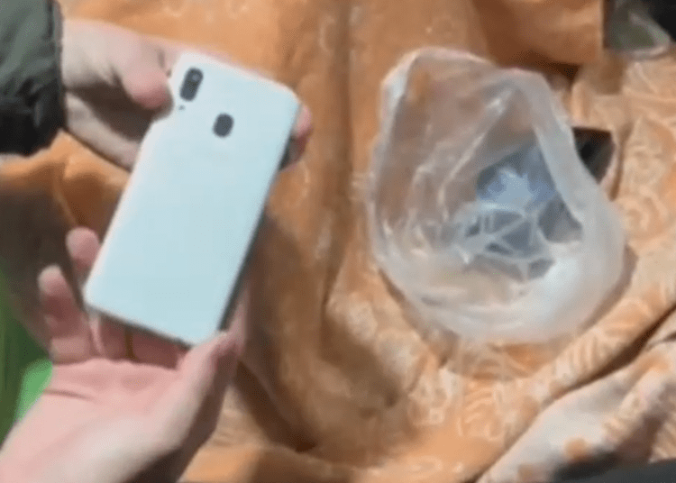 VIDEO // Doi minori au furat mai multe telefoane mobile dintr-un garaj din Bălți. Sunt cercetați penal