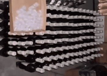 VIDEO // Doi bărbați din Bălți, prinși în flagrant cu țigări și alcool contrafăcut de peste două milioane de lei