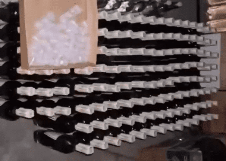 VIDEO // Doi bărbați din Bălți, prinși în flagrant cu țigări și alcool contrafăcut de peste două milioane de lei