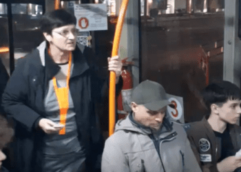 VIDEO // Așteptări de peste 30 de minute: pasageri nemulțumiți de rutele care circulă spre Cartierul 8 din Bălți