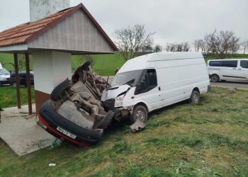 Impact violent la Sturzovca: două vehicule au ajuns într-un pilon