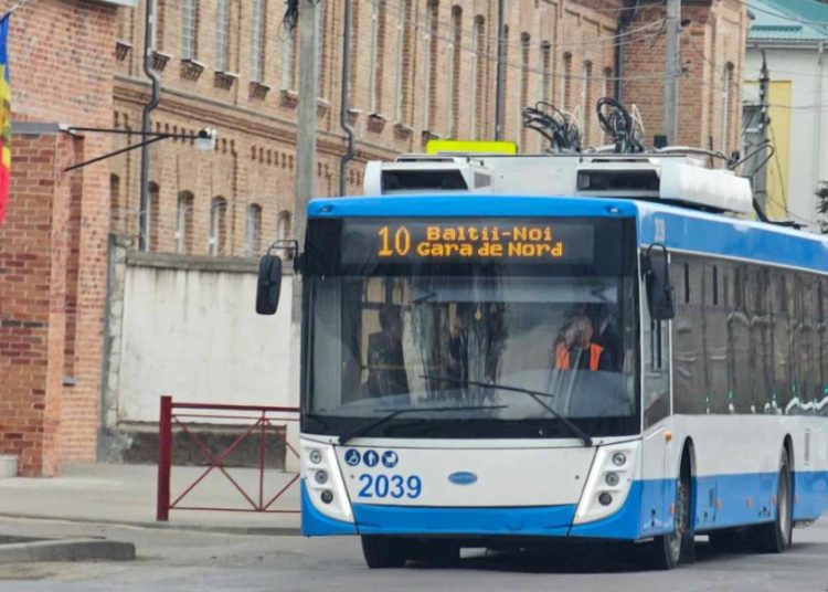 S-au trezit cu bani retrași de pe card, deși nu au călătorit noaptea cu troleibuzul prin Bălți