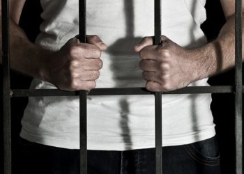 A legat-o cu un lanț, a târât-o la domiciliul său și a violat-o. Un tânăr, condamnat la 7 ani de închisoare pentru viol și răpirea unei femei