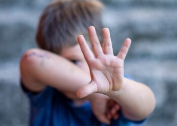 Mamă din Fălești, trimisă în judecată după ce și-a bătut copilul de 3 ani