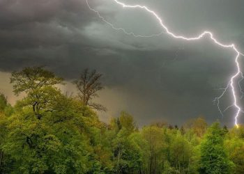 METEO // Ploi cu descărcări electrice în mai multe localități din țară