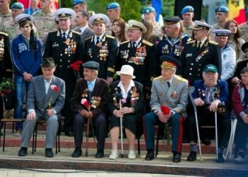 Paisprezece veterani ai celui de-al Doilea Război Mondial vor primi ajutoare de peste 30 mii de lei
