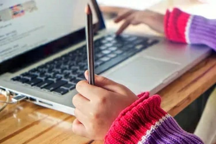 A început testarea națională în învățământul primar. Mii de elevi vor susține examenele în format digital