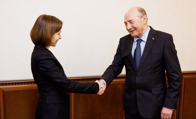 Maia Sandu i-a reacordat cetățenia Republicii Moldova lui Traian Băsescu