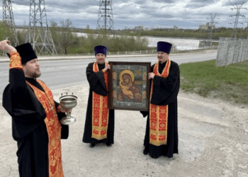 Rușii scot icoane pe străzi pentru a se apăra de dronele ucrainene