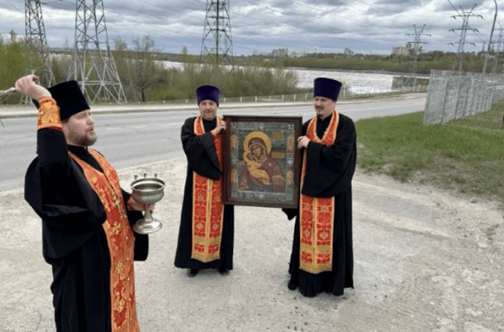 Rușii scot icoane pe străzi pentru a se apăra de dronele ucrainene