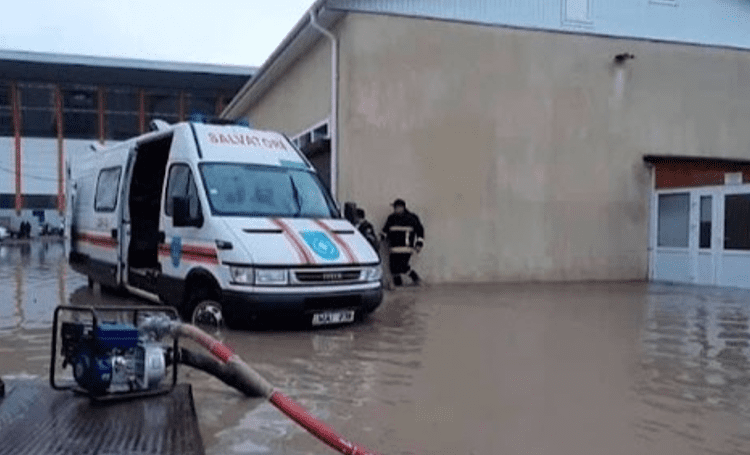 Salvatorii și autoritățile continuă intervențiile în zonele afectate de ploile abundente