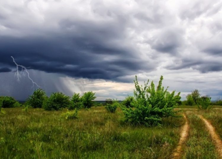 METEO // Cer noros și ploi în nordul țării în prima zi de vară