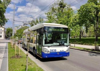 Călătoriile cu troleibuzul și autobuzul, mai scumpe în Chișinău