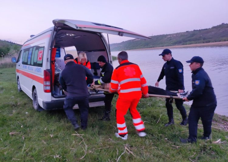 FOTO // A căzut de pe o stâncă și a rămas blocată la 30 de metri adâncime. O femeie, salvată dintr-o prăpastie la Țîpova