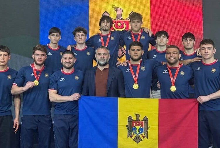 FOTO // Sportivii moldoveni s-au întors cu nouă medalii de la Campionatul European de lupte MMA