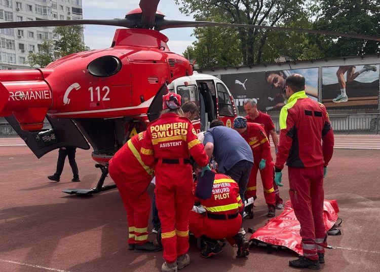 FOTO // Intervenție SMURD: o femeie de 40 de ani a fost transferată de urgență din Chișinău la București