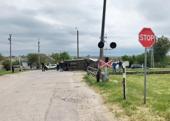 Accident la o trecere de cale ferată pe ruta Florești–Bălți. Un autovehicul a fost lovit de tren