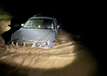 VIDEO // Ploile puternice au făcut ravagii la Hîrjauca: trei mașini luate de ape. Două persoane dispărute au fost găsite în siguranță
