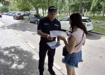 FOTO // Polițiștii din Bălți informează cetățenii despre pericolul escrocheriilor