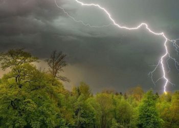 METEO // Ploi cu descărcări electrice în mai multe regiuni din țară