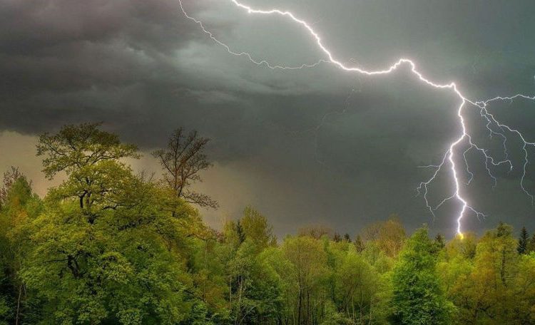 METEO // Ploi cu descărcări electrice în mai multe regiuni din țară