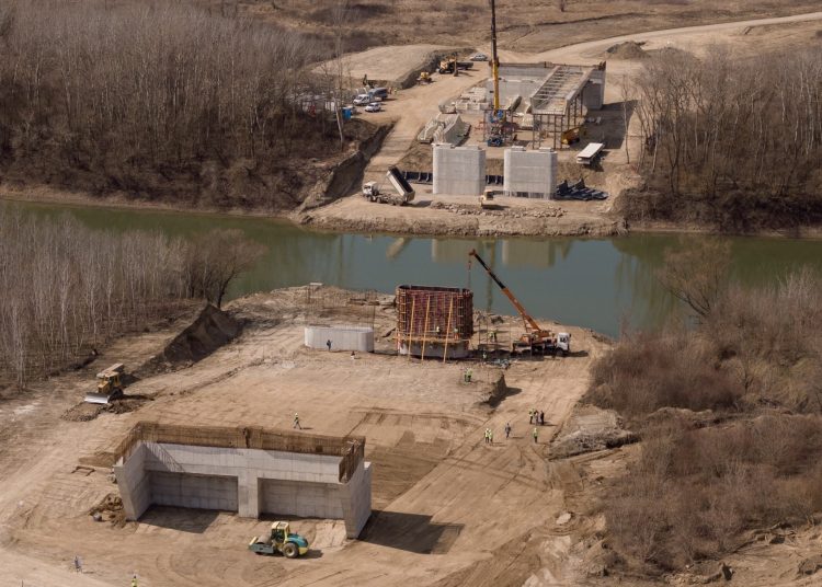 Ministrul Infrastructurii: „Podul de Flori” și primul tronson de autostradă vor fi gata în 2026