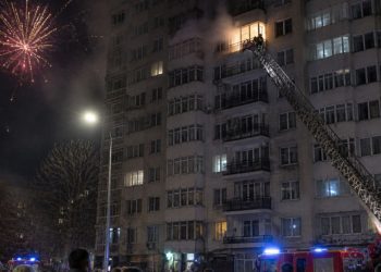 VIDEO // Incendiu într-un apartament din Chișinău, provocat de focuri de artificii. Două persoane au fost reținute