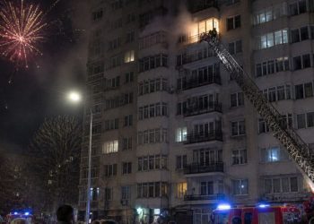Bărbat trimis în judecată după incendiul provocat de focuri de artificii într-un apartament din Chișinău
