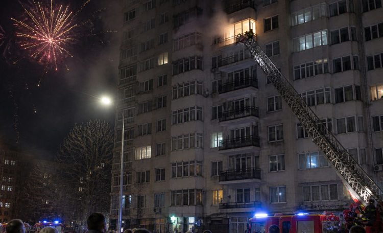 VIDEO // Incendiu într-un apartament din Chișinău, provocat de focuri de artificii. Două persoane au fost reținute