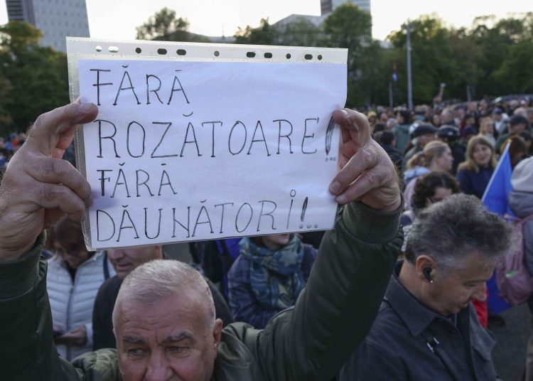 Sute de persoane s-au adunat în Piața Victoriei din România, înainte de votul moțiunii de cenzură. Manifestanții îl susțin pe Bolojan