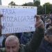Sute de persoane s-au adunat în Piața Victoriei din România, înainte de votul moțiunii de cenzură. Manifestanții îl susțin pe Bolojan