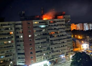 VIDEO // O dronă a lovit un bloc cu 10 etaje din Galați, provocând o explozie și un incendiu. Două persoane au fost rănite