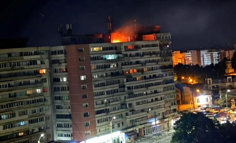 VIDEO // O dronă a lovit un bloc cu 10 etaje din Galați, provocând o explozie și un incendiu. Două persoane au fost rănite