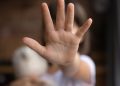 Fetiță de 5 ani, abuzată sexual de concubinul mamei. Făptașul și femeia și-au primit pedeapsa