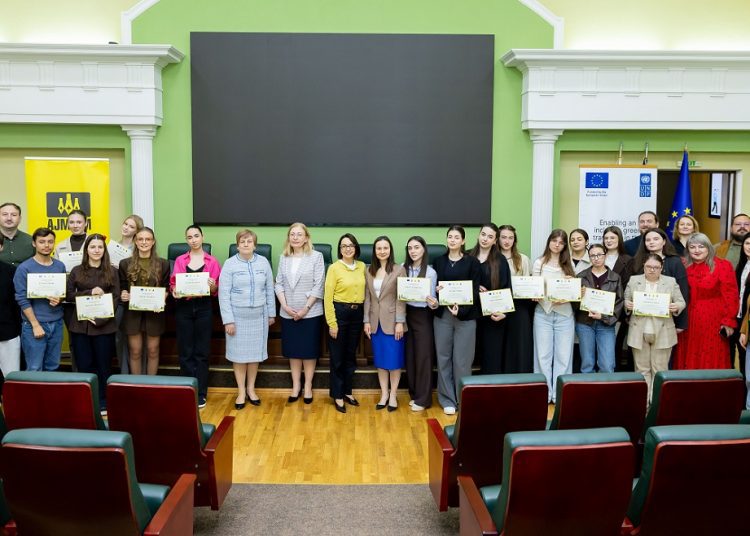 FOTO // 20 de viitori jurnaliști au absolvit cursul facultativ „Jurnalismul de mediu”, desfășurat cu sprijinul UE și PNUD
