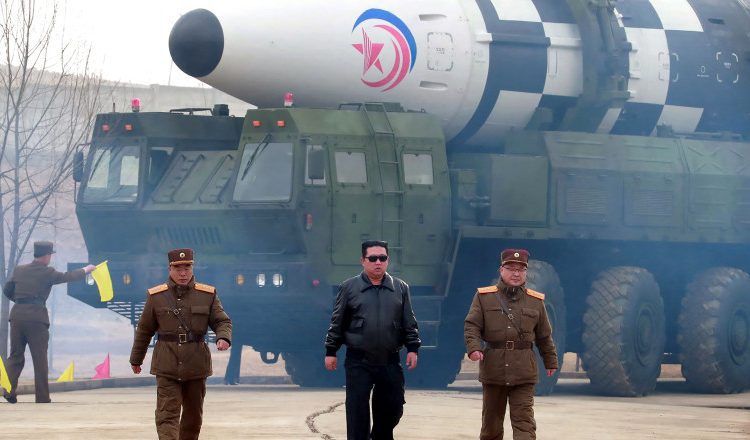 Coreea de Nord va lansa automat un atac nuclear în cazul în care Kim Jong Un va fi ucis