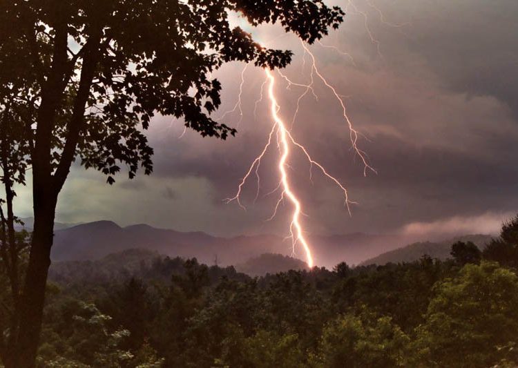 METEO // Meteorologii prognozează ploi cu descărcări electrice în mai multe localități din nordul țării