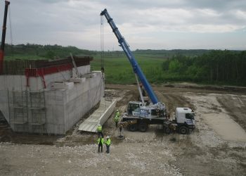 FOTO // Podul de la Ungheni intră într-o nouă etapă. Primul lot de tablier a ajuns pe șantierul din Moldova