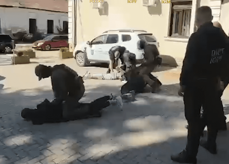 VIDEO // Al 18-lea membru al unei rețele de migrație ilegală, reținut la Briceni. Trei cetățeni ucraineni, cercetați pentru fals în declarații